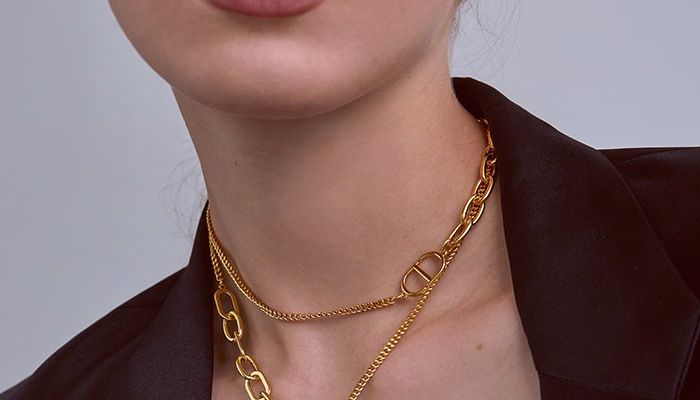 Как дополнить черное платье аксессуарами на свадьбу