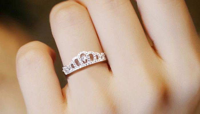 Кольцо с Короной: что означает и куда стоит носить?