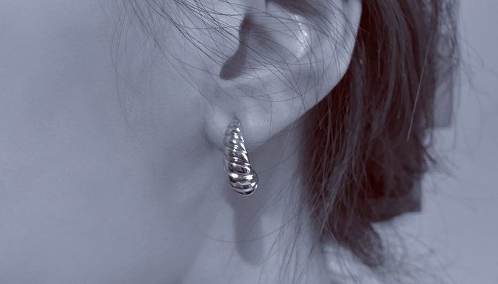 Что значит, если девушка носит одну серьгу? (Быстрый ответ)