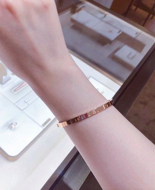 Краткая история браслета Cartier Love