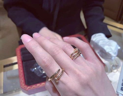 4. Кольцо Cartier Juste Un Clou
