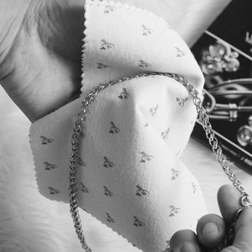 Как очистить темные шеи от потускнения украшений.