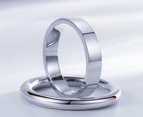 1. Превратите свое изумрудно-желтое золотое кольцо в два новых изумрудных кольца из белого золота.
