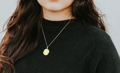 7 советов, как носить золотой кулон с серебряной цепочкой