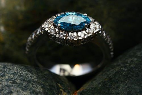 1. Получите кольцо с более крупным фокусным камнем