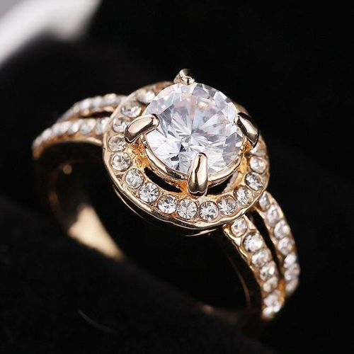 3. Добавьте дополнительные бриллианты, чтобы превратить простое кольцо с бриллиантом в кольцо с 3 камнями.
