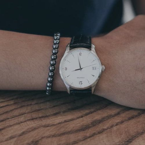 Решение 5 — Носите браслеты с часами