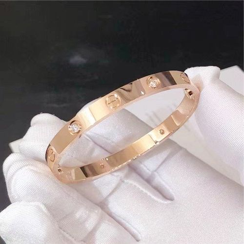 Какой металл используется в браслете Cartier Love ?