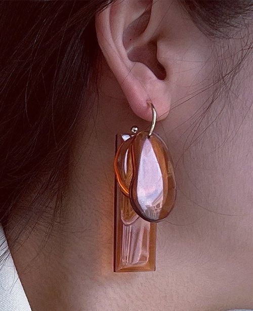 Из чего делают украшения из акрила?