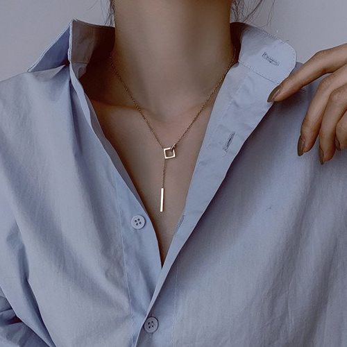 8. Длинные ожерелья лучше всего сочетаются с рубашками с высоким вырезом.