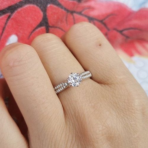 Из чего сделано поддельное кольцо с бриллиантом?