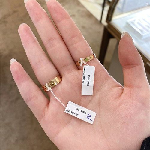 Какие металлы обычно используются в поддельных кольцах Cartier?