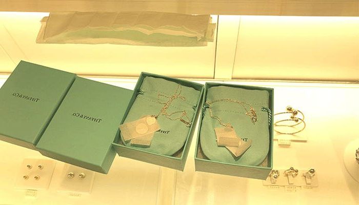 How to Pick Out a Necklace for Your Girlfriend(5 Easy Steps)