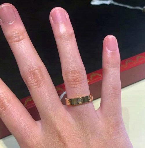 Из какого золота любовное кольцо Картье?