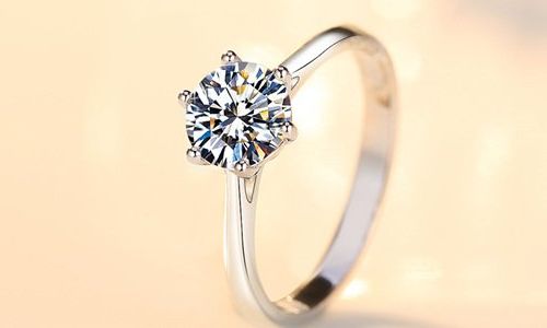 5. Кольцо с тонкой лентой или кольцо со слегка заостренными хвостовиками.