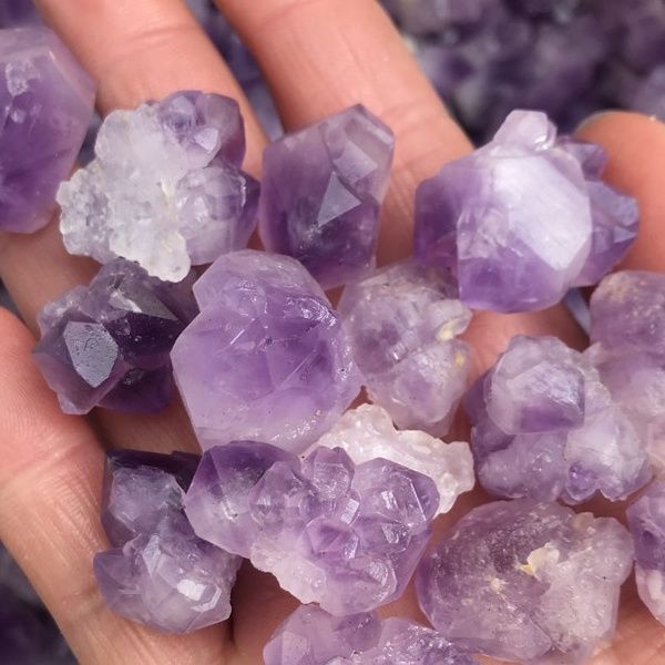 Из чего сделаны украшения из хрусталя?