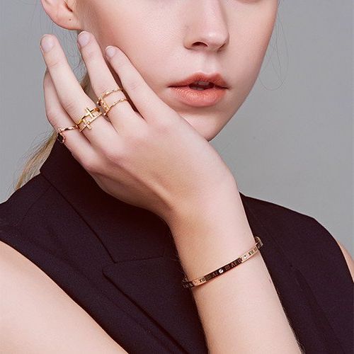 Украшения из розового золота.
