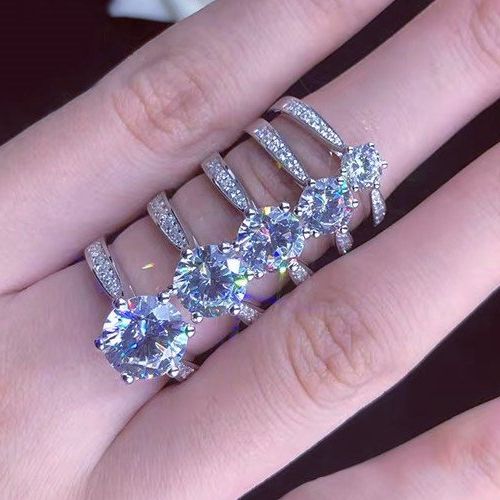 Из чего сделано поддельное кольцо с бриллиантом?