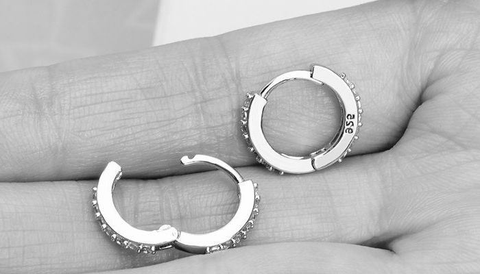 Советы по ношению сережек Huggie для повседневного образа