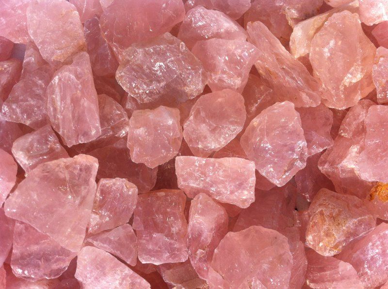Розовый камень в ювелирных изделиях