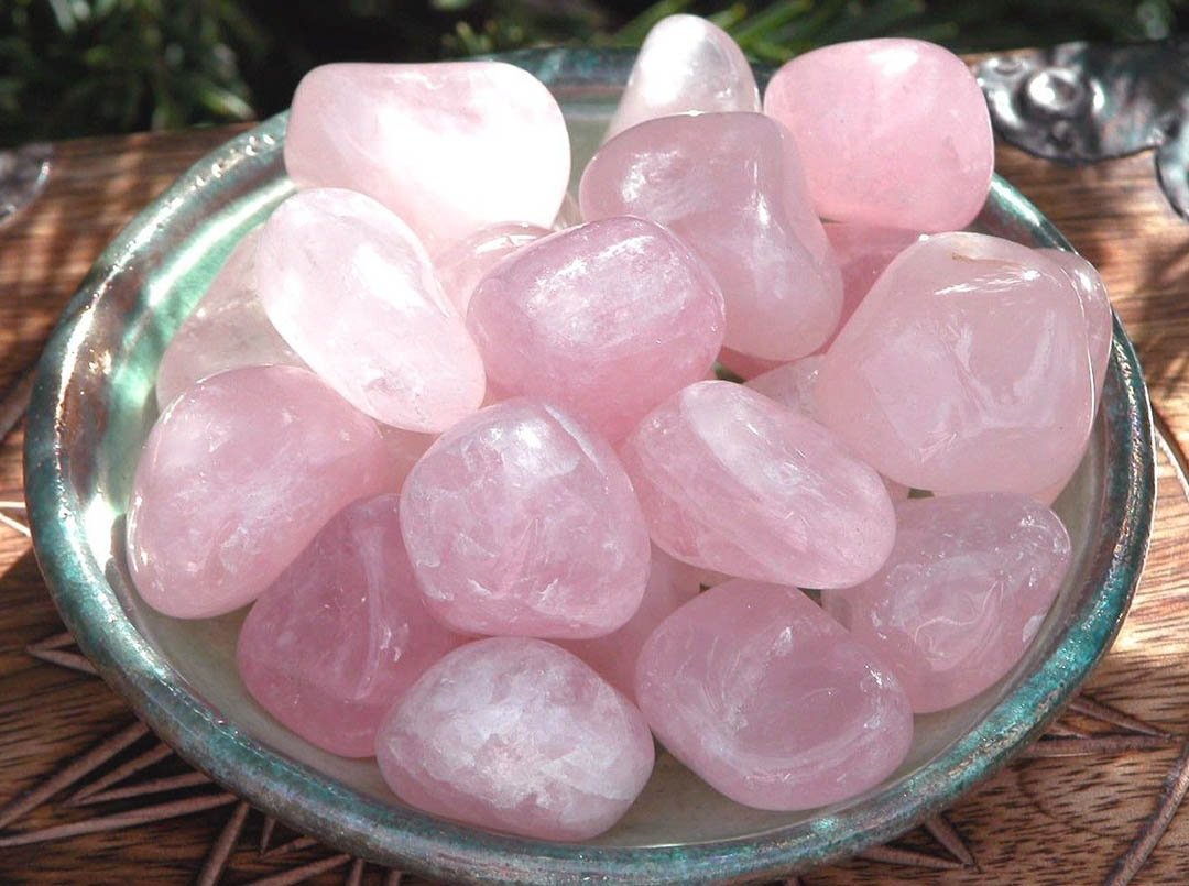 Розовый лунный камень. Полудрагоценные камни розовый кварц. Розовый кварц поделочный камень. Камень для Водолея розовый кварц. Розовый кварц и лунный камень.