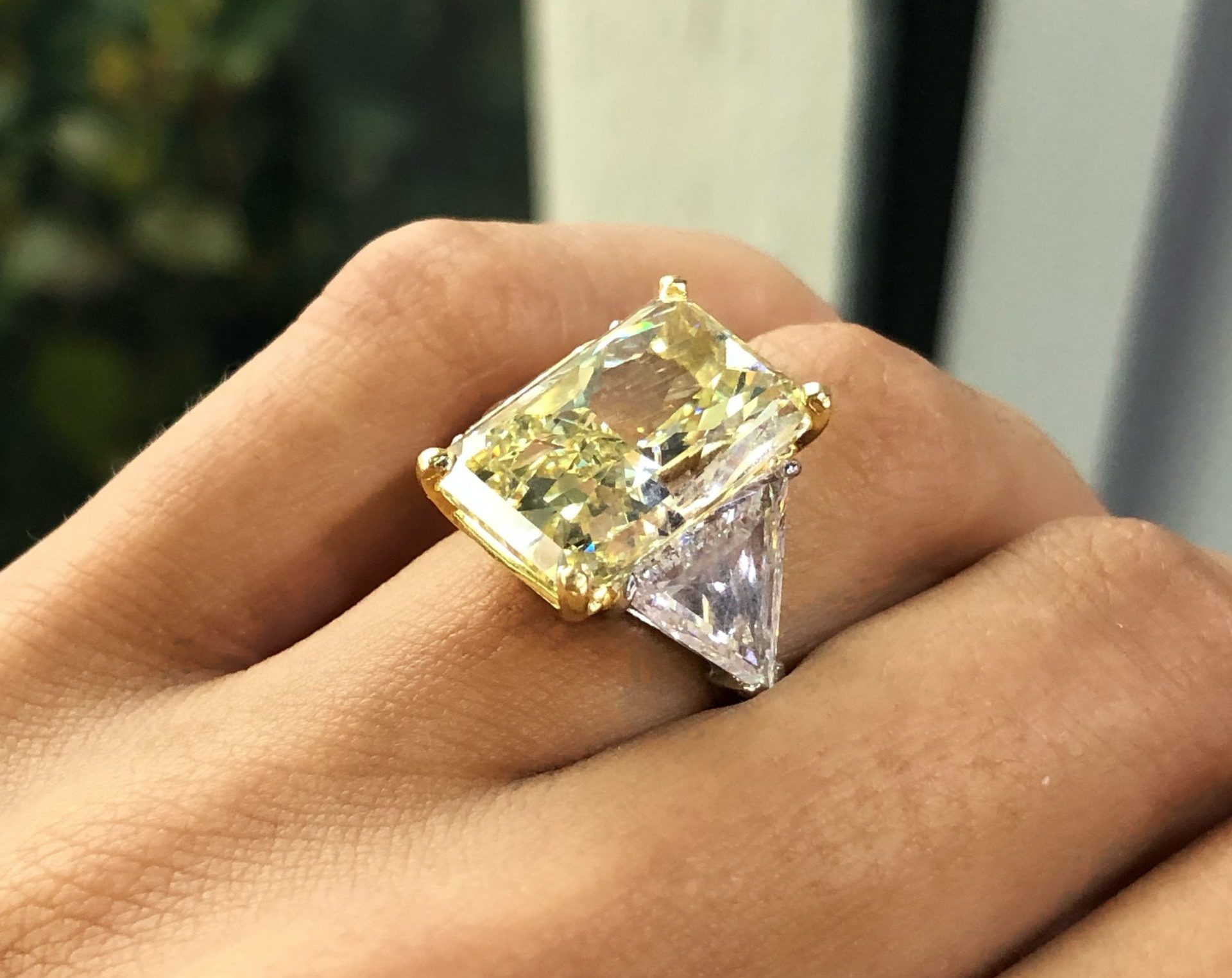 Кольцо с желтым алмазом