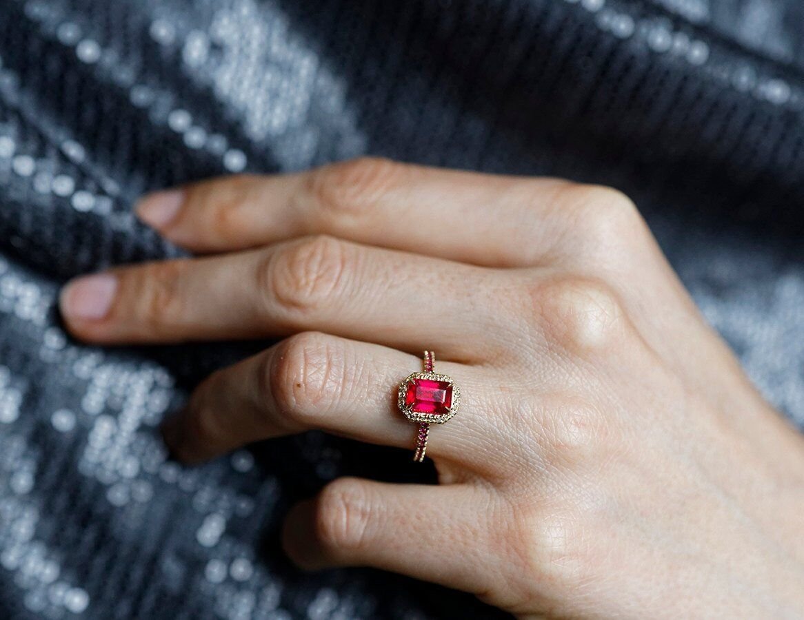 Кольцо с красным камнем на пальце