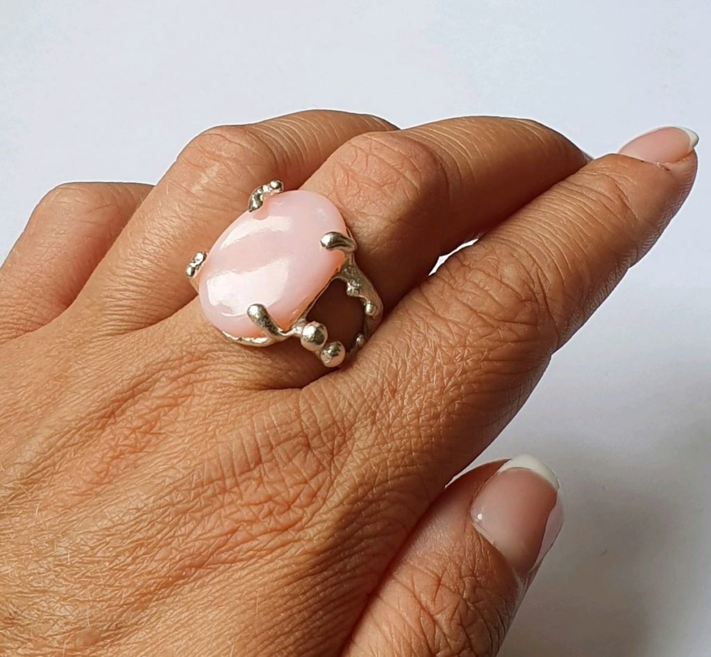 Кольцо с розовым опалом