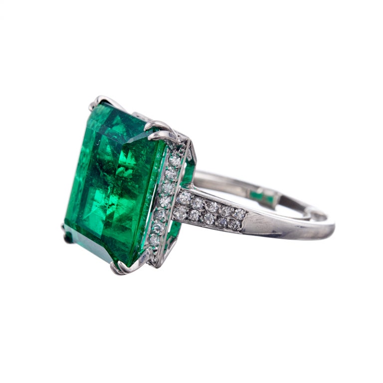 От чего зависит стоимость кольца с зеленым камнем