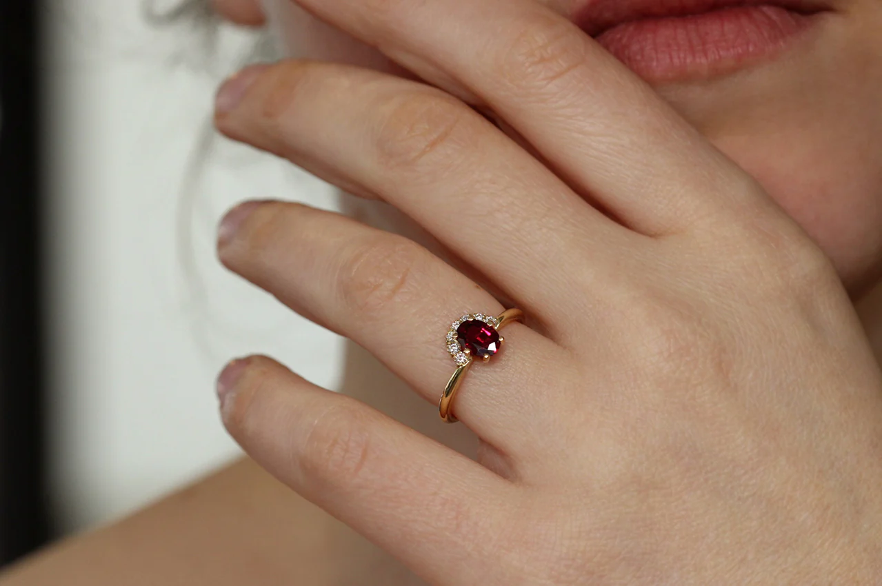 Кольцо с рубином на пальце